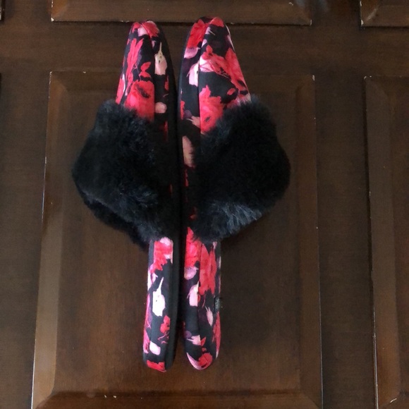 Women’s size medium Victoria’s Secret Black Floral Satin Fur Slippers - Picture 6 of 11